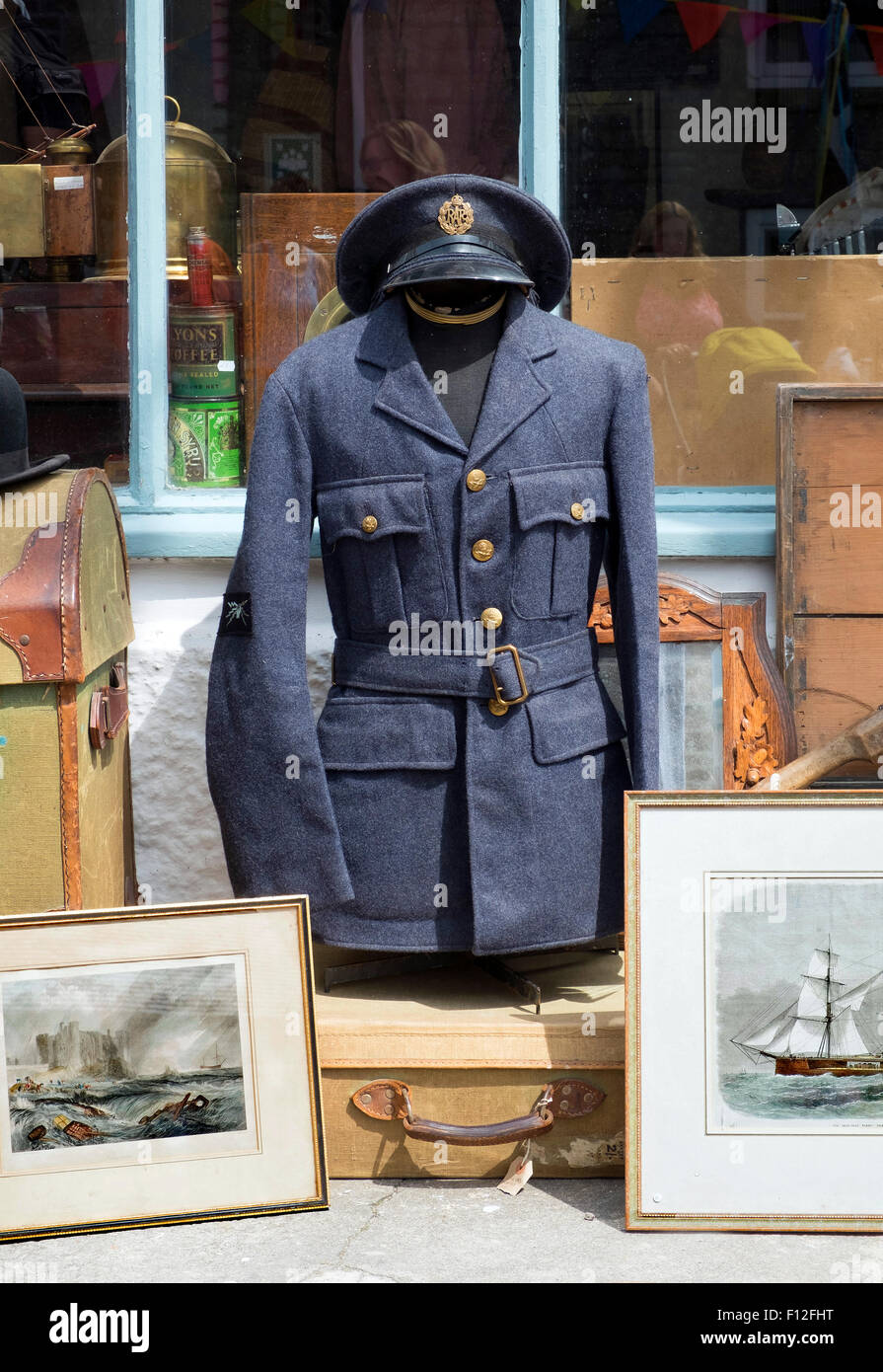 Une veste de la Royal Air Force à vendre à un antiquaire Banque D'Images