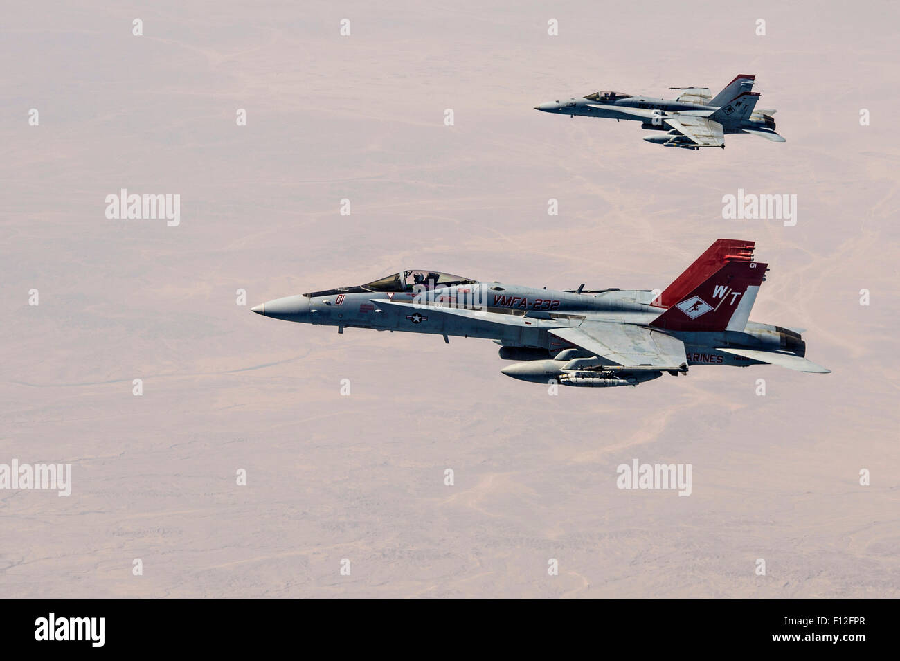 U.S. Marine Corps F/A-18 voler en formation, qui se préparent à faire le plein d'un ravitailleur de l'Aviation royale du Canada au cours d'une mission de combat le 19 juillet 2015 au sujet de l'Irak. Banque D'Images