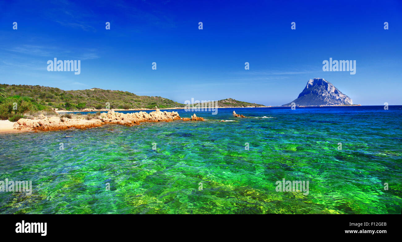 Vacances Realxing - mer émeraude de Sardaigne île. vue d'Isola Tavolara. Italie Banque D'Images
