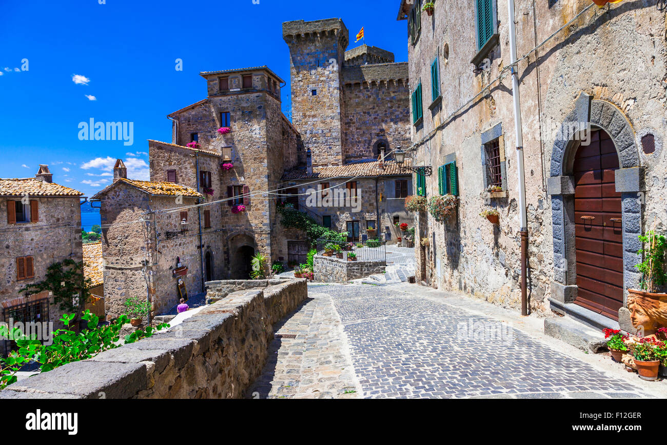 Beau village de Bolsena et le château, près de Viterbe, Latium, Italie. Banque D'Images