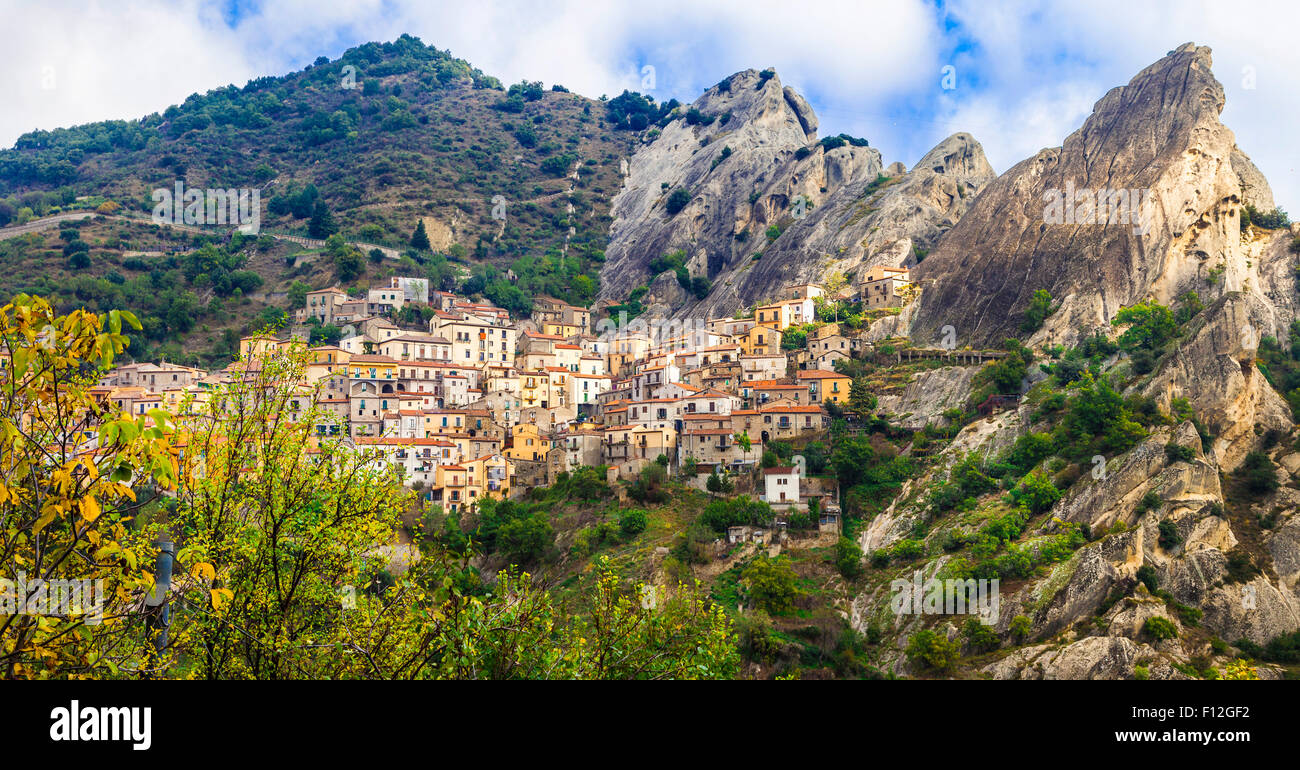 Beau village de montagne Castelmezzano en Basilicate, Italie Banque D'Images