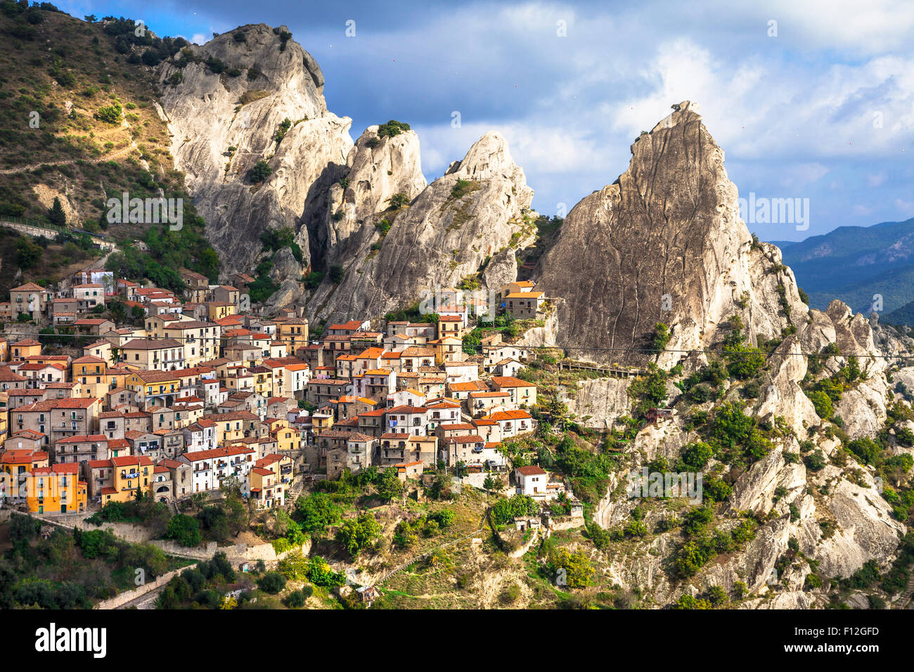 D'impressionnantes montagnes et village Castelmezzano en Basilicate, Italie Banque D'Images