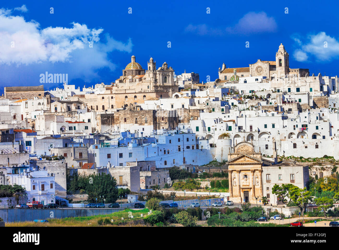 Belle ville blanche Ostuni dans les Pouilles, Italie Banque D'Images