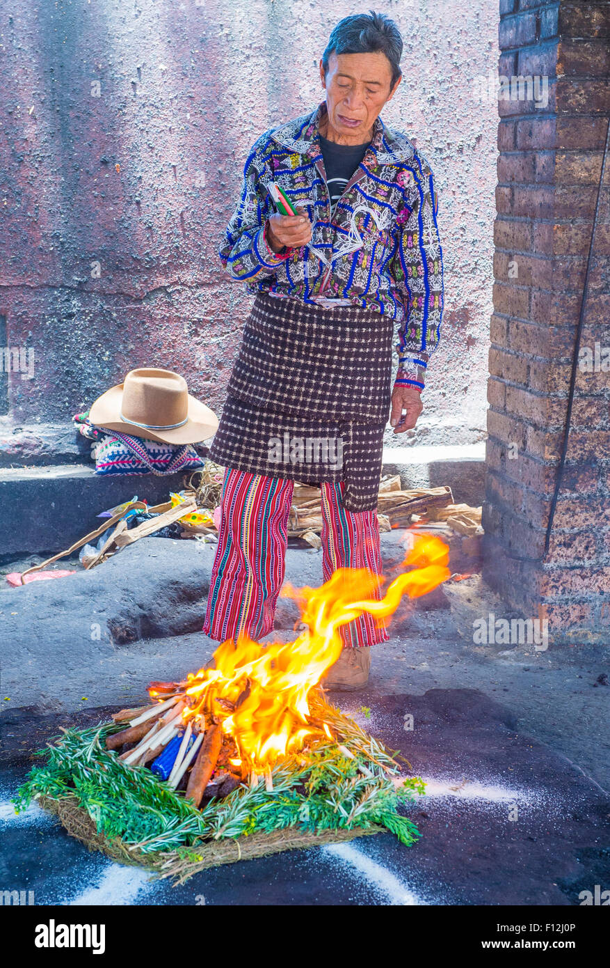 Homme guatémaltèque de prendre part à une cérémonie maya traditionnel à Chichicastenango, Guatemala Banque D'Images