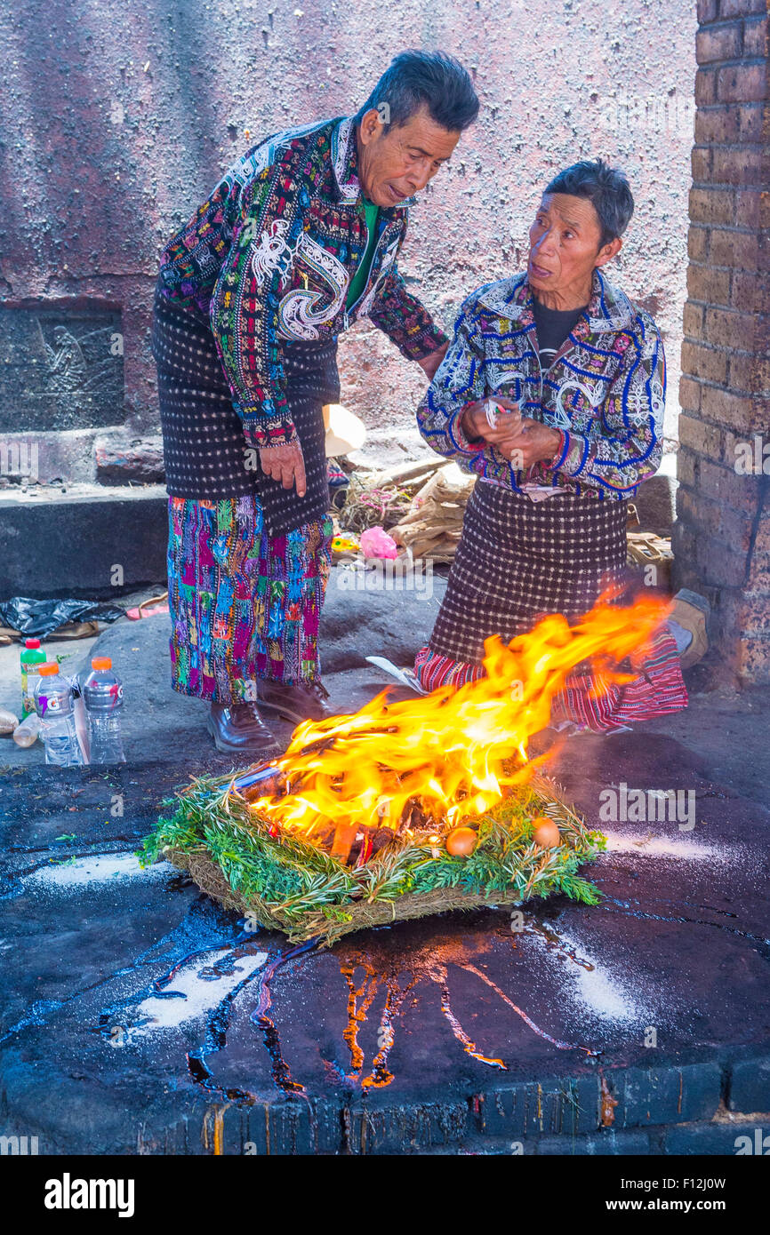 Les hommes guatémaltèque prendre part à une cérémonie maya traditionnel à Chichicastenango, Guatemala Banque D'Images