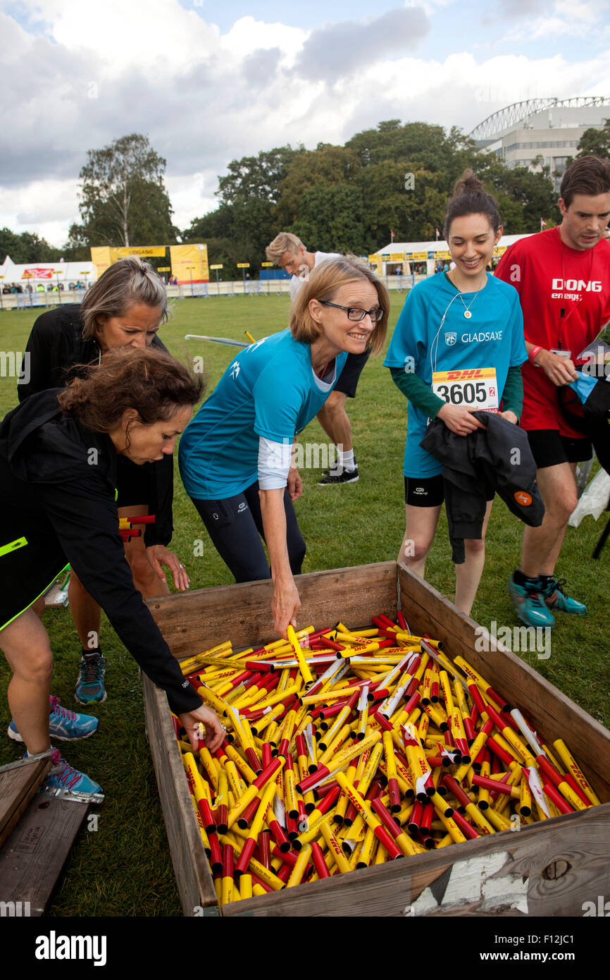 Copenhague, Danemark, 25 août 2015. Les participants au rallye Relais DHL à Copenhague récupère leur matraque. Quelques 115000 à l'échelle du pays et participe à Copenhague (photo) 25000 en fonctionne du lundi au vendredi. Credit : OJPHOTOS/Alamy Live News Banque D'Images