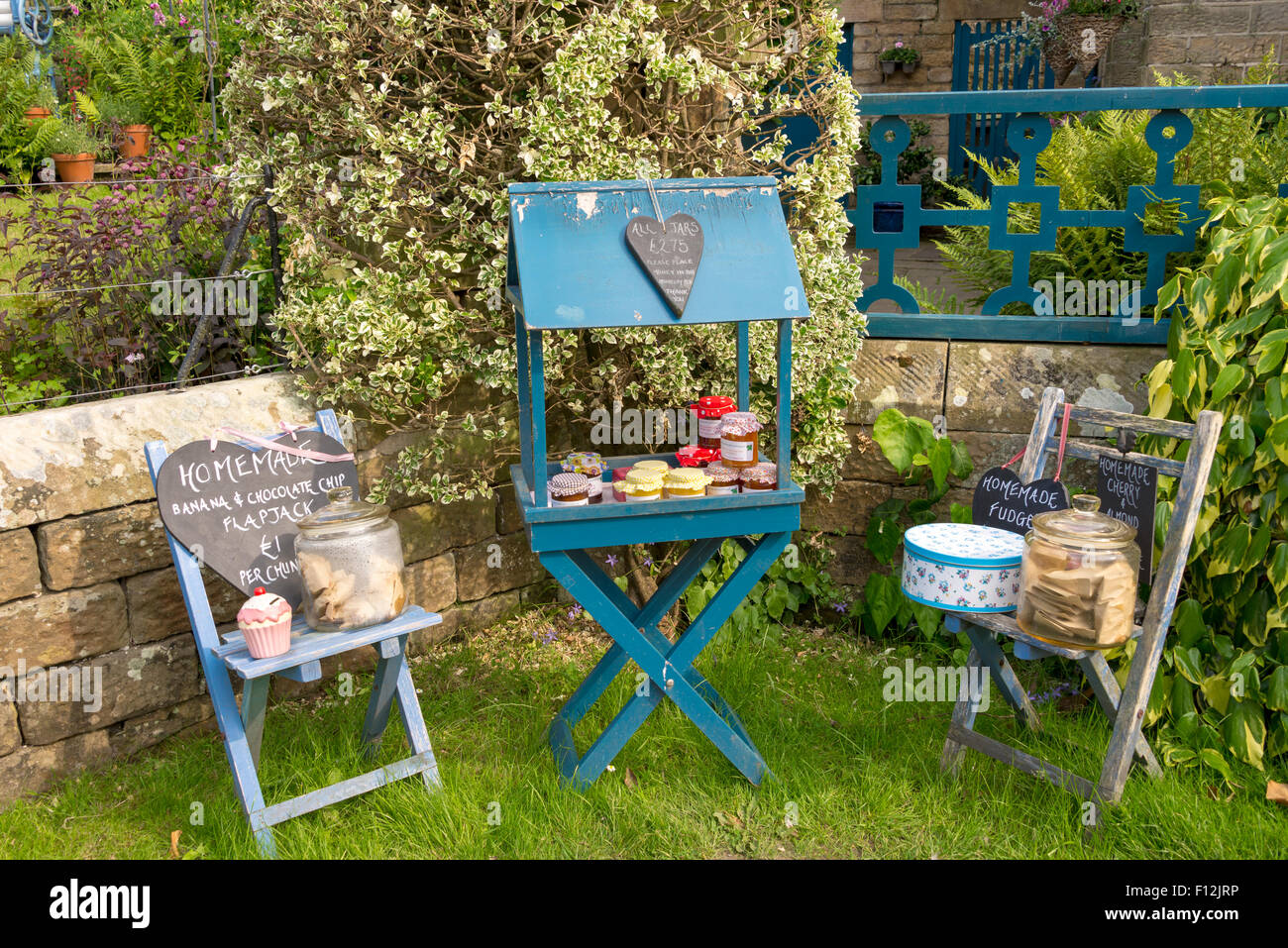 Des confitures, chutney et les cookies pour la vente, Rendeux, Chatsworth, parc national de Peak District, Derbyshire, Angleterre, Royaume-Uni. Banque D'Images