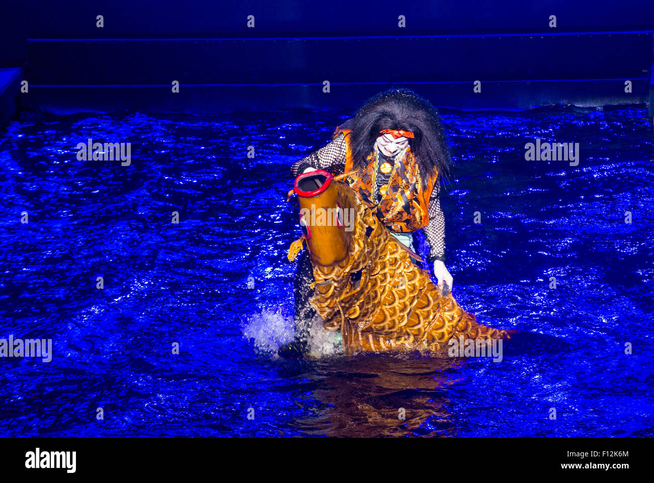 Performance Kabuki japonais traditionnel en face de l'hôtel Bellagio et fontaines de casino à Las Vegas Banque D'Images