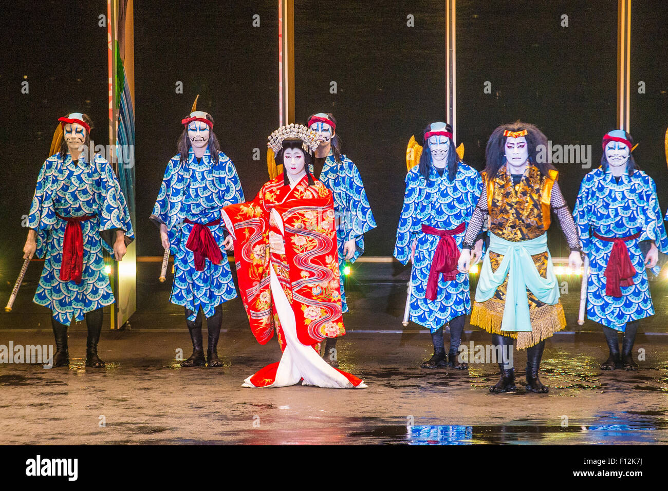 Performance Kabuki japonais traditionnel en face de l'hôtel Bellagio et fontaines de casino à Las Vegas Banque D'Images