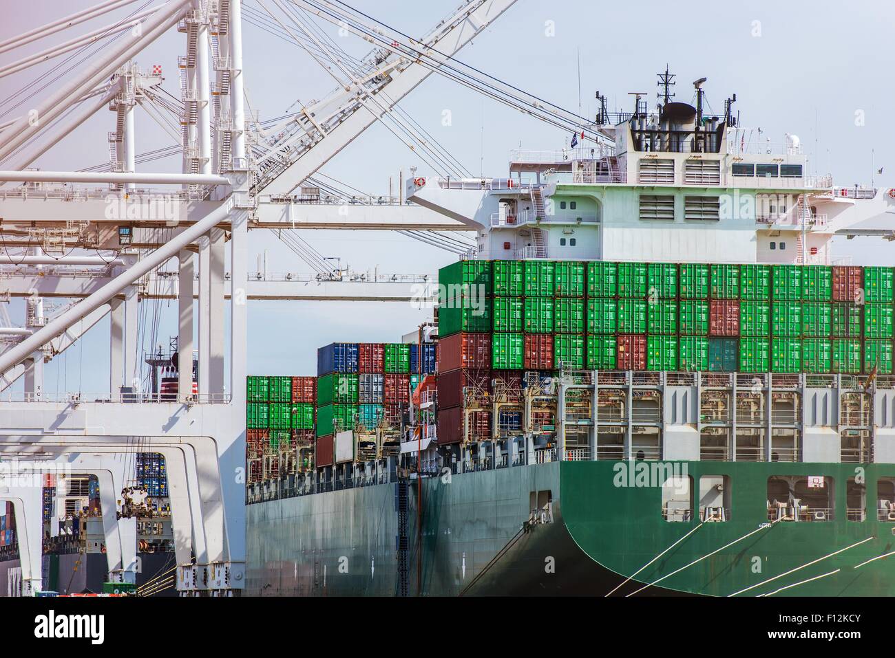 Le déchargement d'un cargo dans un port. Destinations d'expédition internationale thème. Banque D'Images