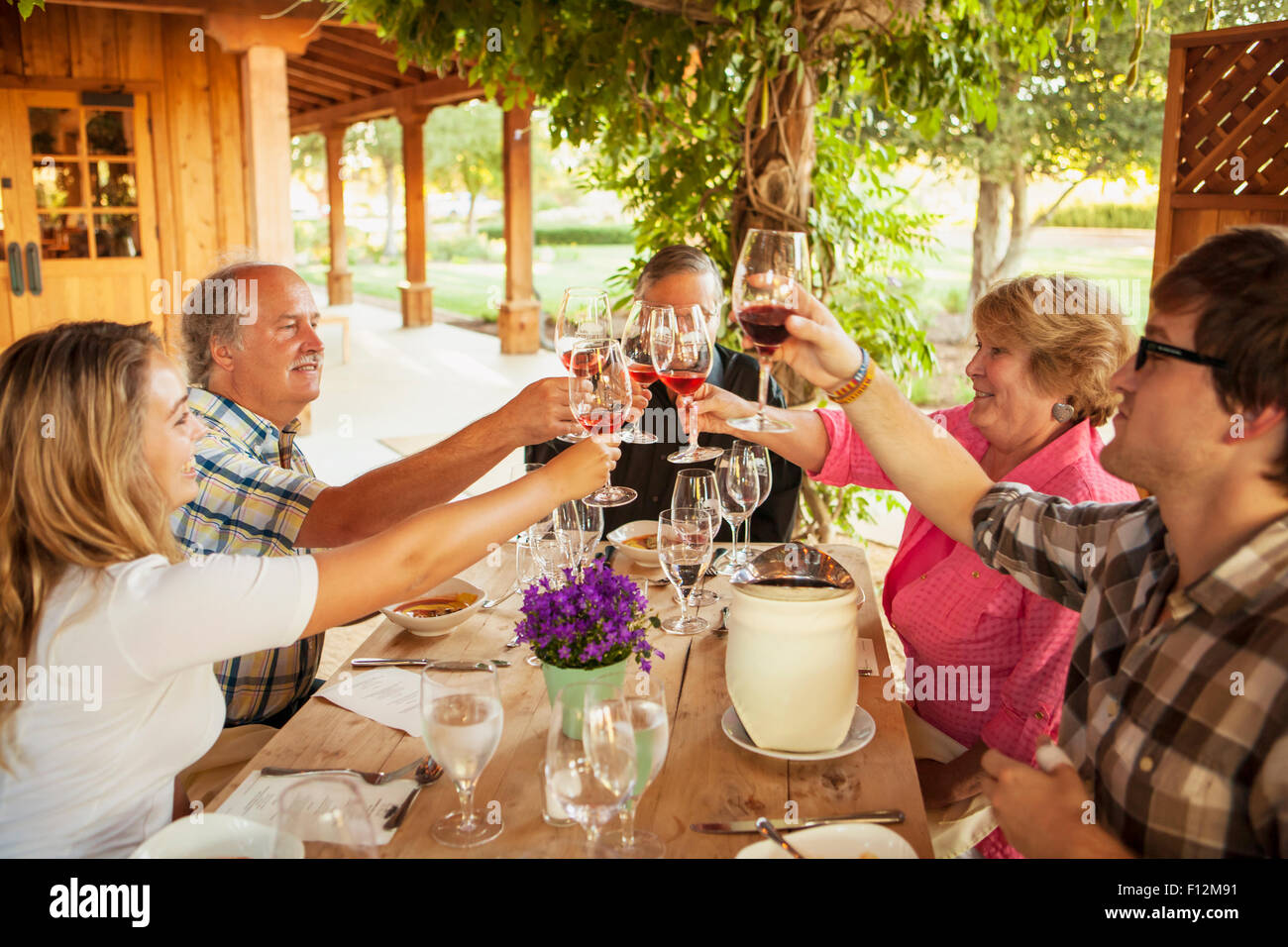 Les visiteurs apprécient le vin et la nourriture à l' Membres Dîner à Roblar Winery, Santa Ynez Valley, Californie Banque D'Images