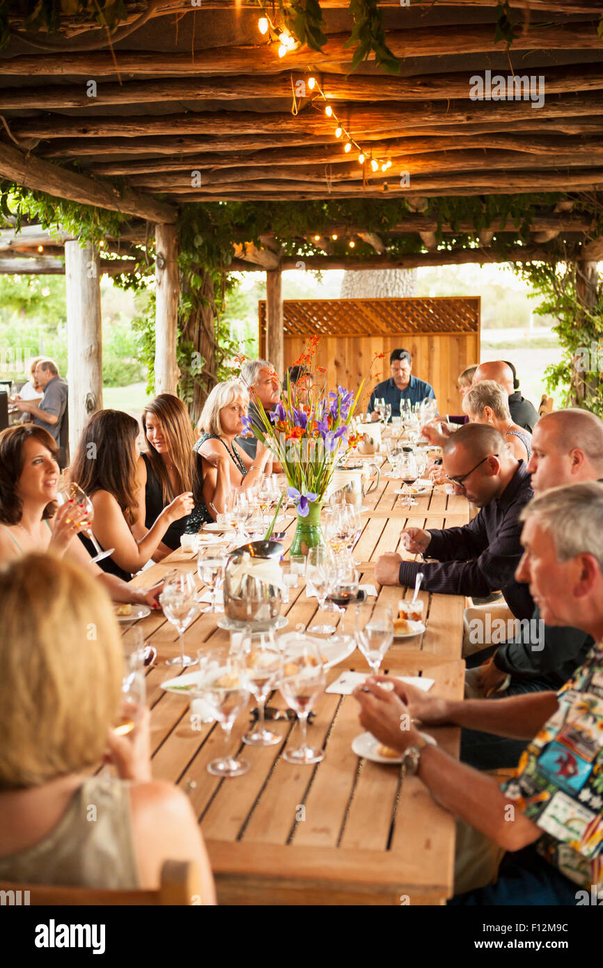 Les visiteurs apprécient le vin et la nourriture à l' Membres Dîner à Roblar Winery, Santa Ynez Valley, Californie Banque D'Images