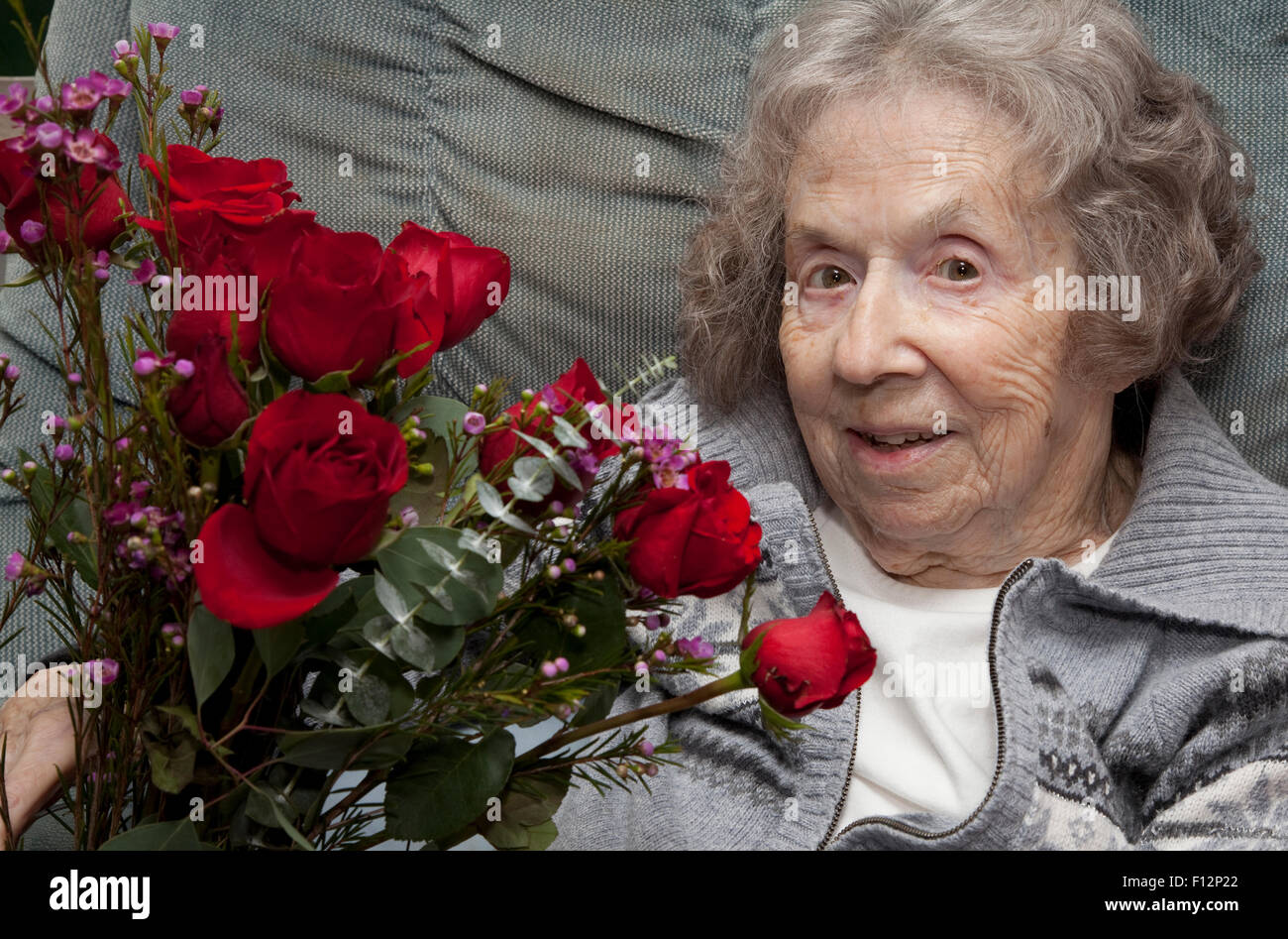 Ma mère l'âge de 97 bénéficiant d'un bouquet de roses rouges quelques semaines avant son décès. Battle Lake Minnesota MN USA Banque D'Images