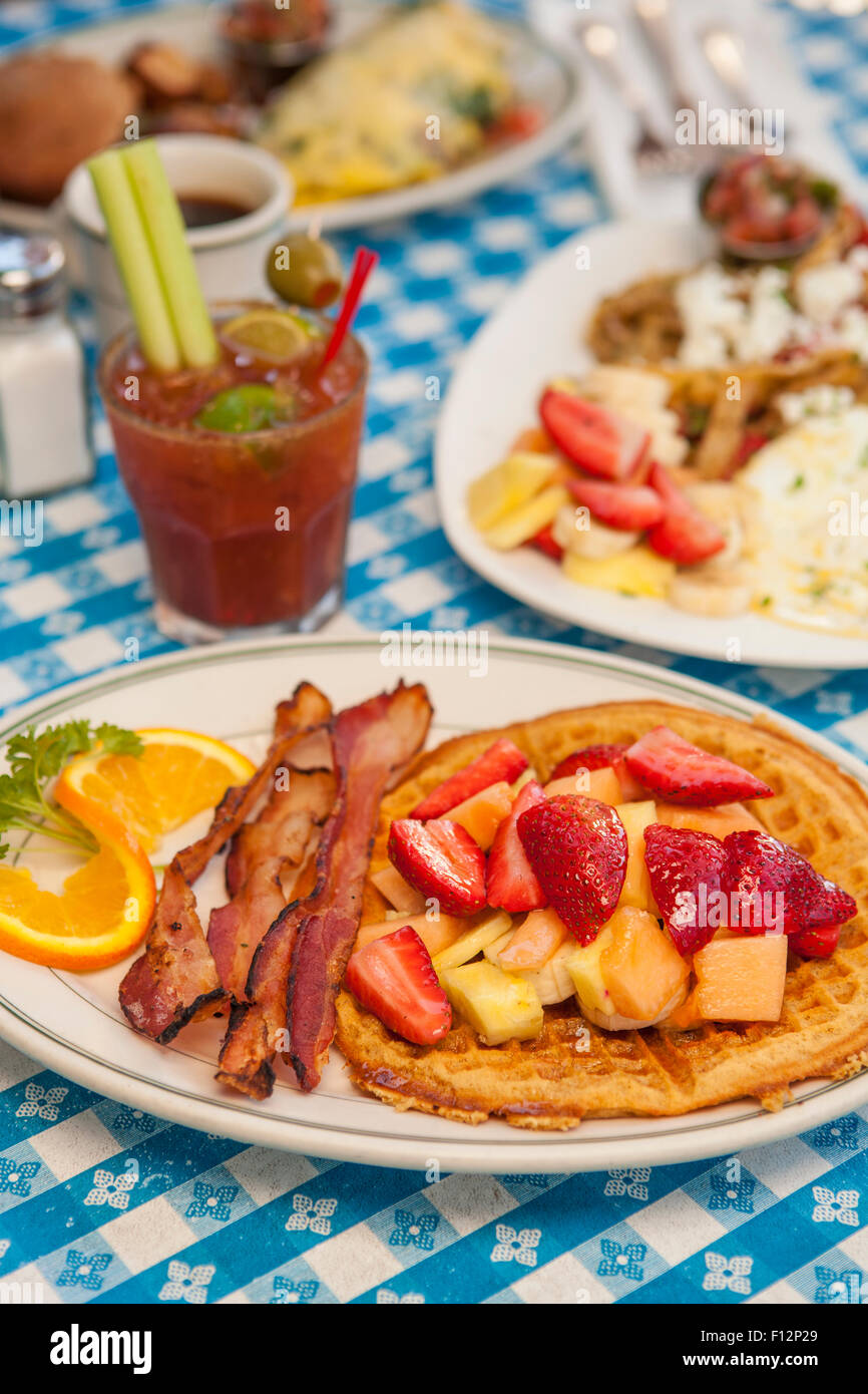 O.J.Gaufre avec bacon, Huevos Paradiso, une omelette, Paloma et un Bloody Mary, le Paradise Cafe, Santa Barbara, Californie Banque D'Images