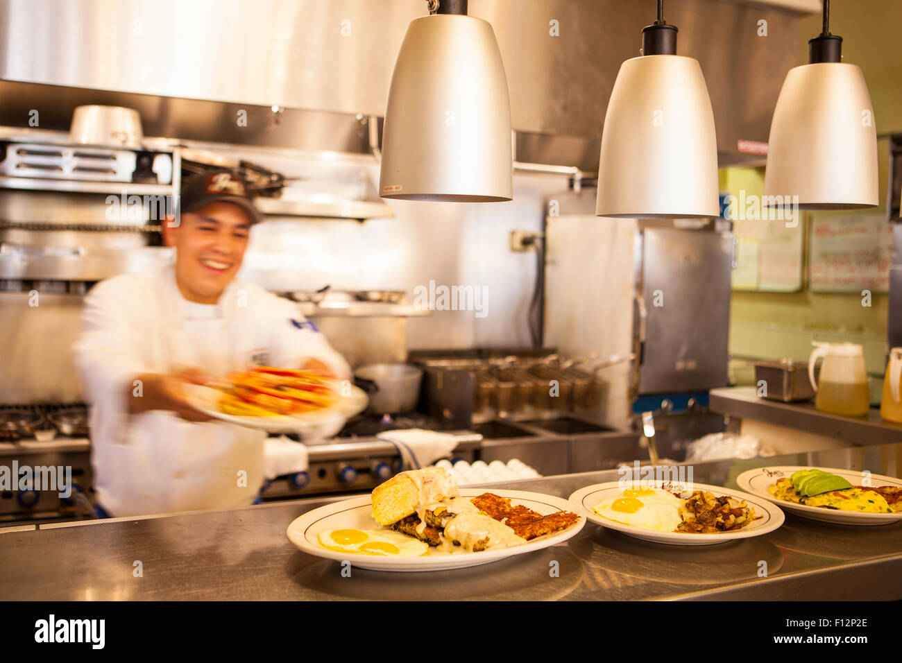 Chef prépare des plats de petit déjeuner à Joe's Cafe, Santa Barbara, Californie Banque D'Images