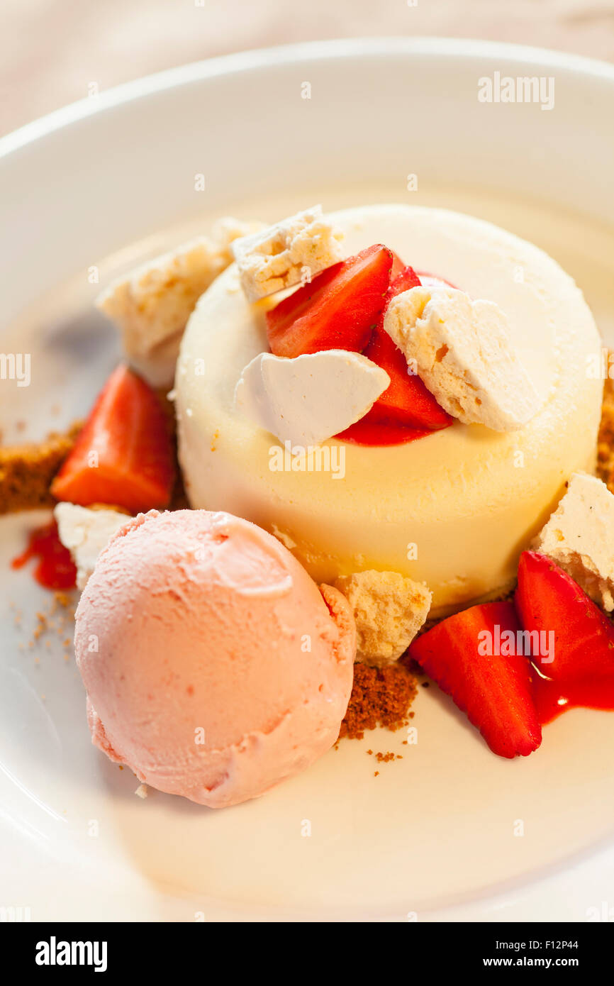 Gateau Au Fromage Mascarpone Avec Les Agrumes La Meringue Et Glace A La Fraise Les Restaurant Arroyo Grande Californie Photo Stock Alamy Gateau Au Fromage Mascarpone Avec Les Agrumes La Meringue Et Glace A La Fraise Les Restaurant Arroyo Grande Californie Photo Stock Alamy