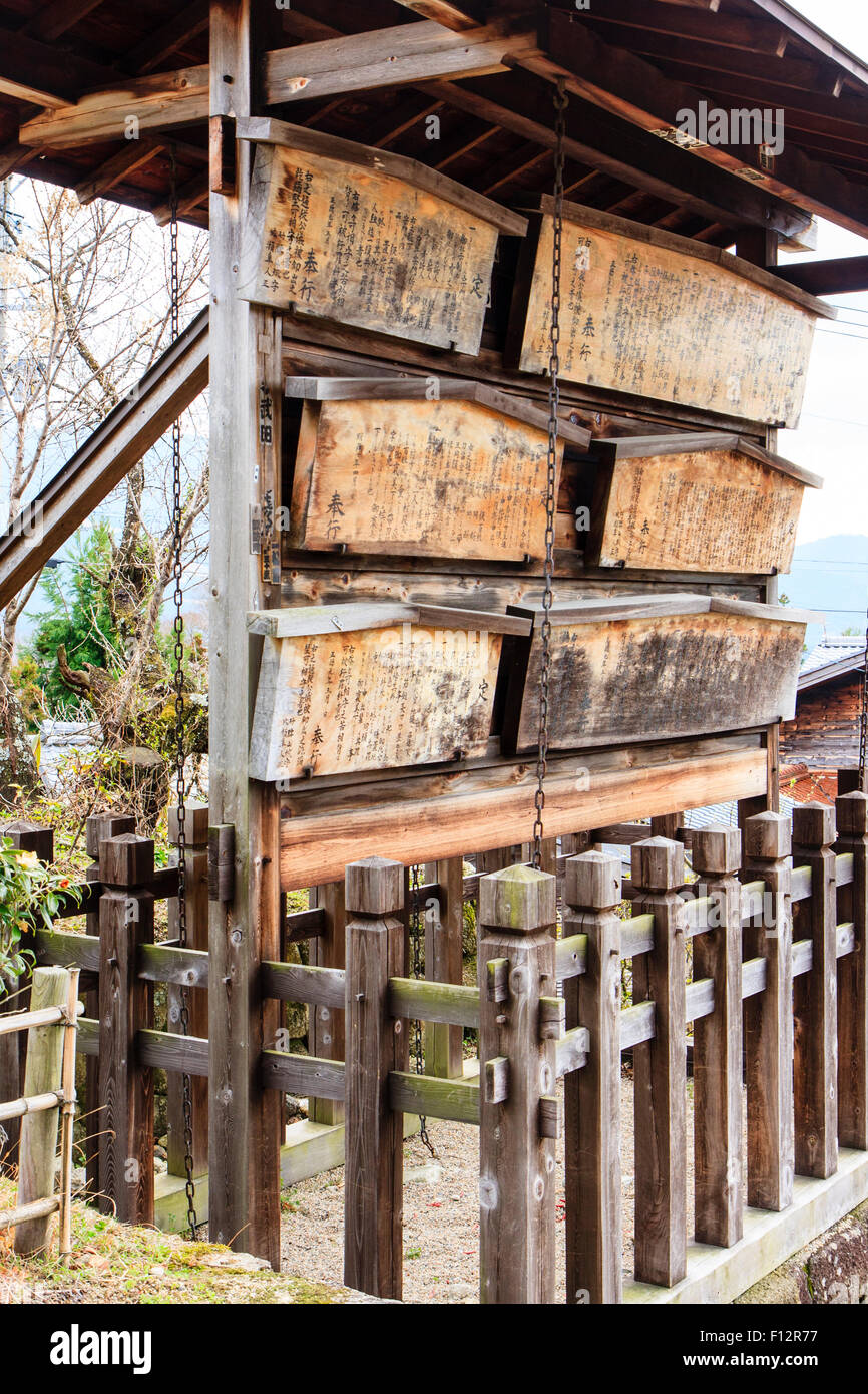 Magome, au Japon. La route Nakasendo gouvernement Tokugawa, Gokosatsu ville, conseil avis construit en 1711 avec des tablettes de bois peint sur décrets avec en Kanji. Banque D'Images