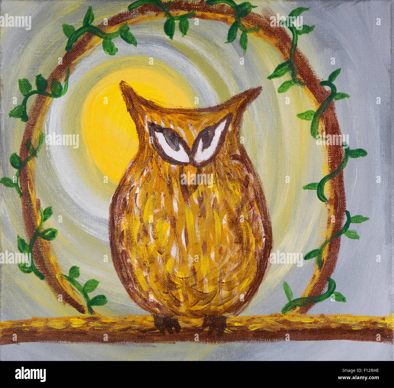Peinture acrylique d'une ruse sournoise à la couleur marron en owl avec un bec orange situé sur un tronc d'arbre Banque D'Images