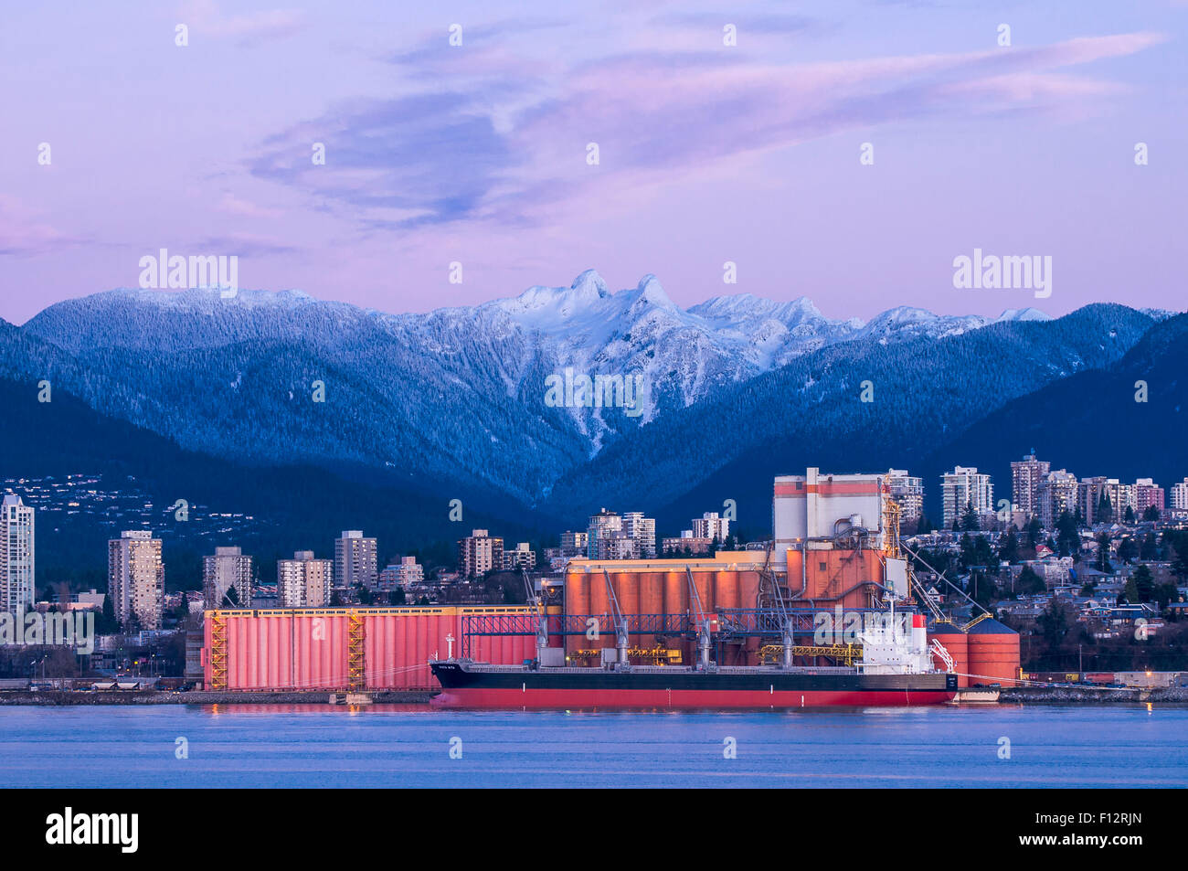 Les Lions planent sur N. Vancouver et de Burrard Inlet, British Columbia, Canada Banque D'Images