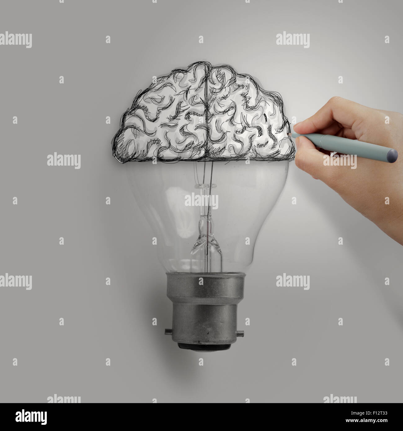 Ampoule avec hand drawn cerveau comme idée créative concept Banque D'Images