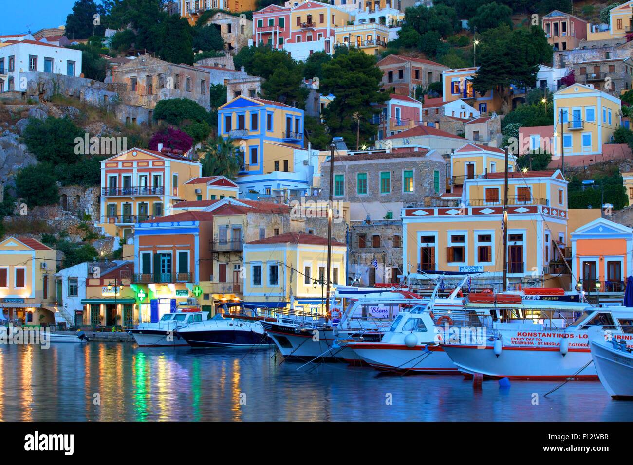 Bateaux dans le port de Symi, au crépuscule, Symi, Dodécanèse, îles grecques, Grèce, Europe Banque D'Images