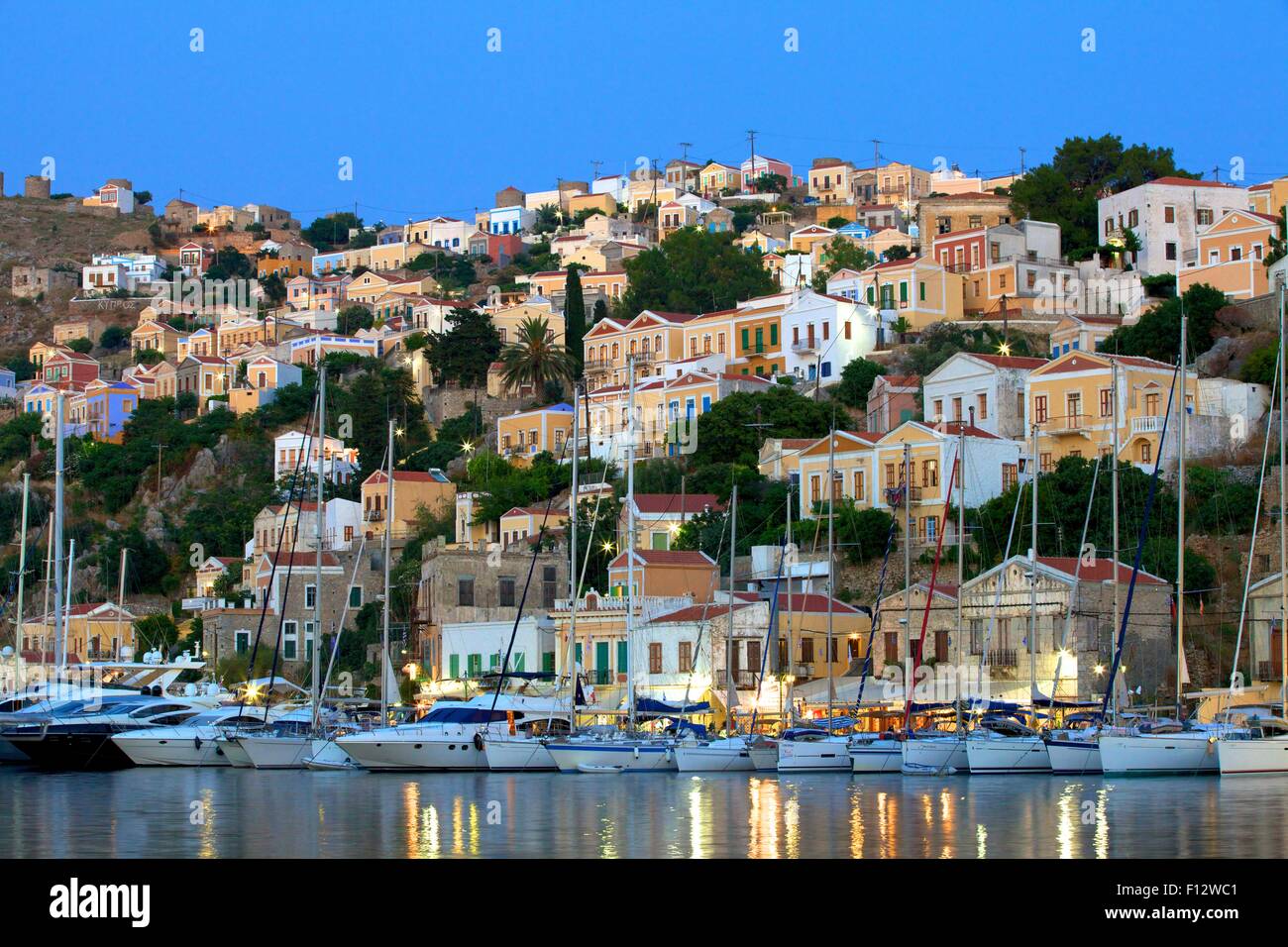 Bateaux dans le port de Symi, au crépuscule, Symi, Dodécanèse, îles grecques, Grèce, Europe Banque D'Images