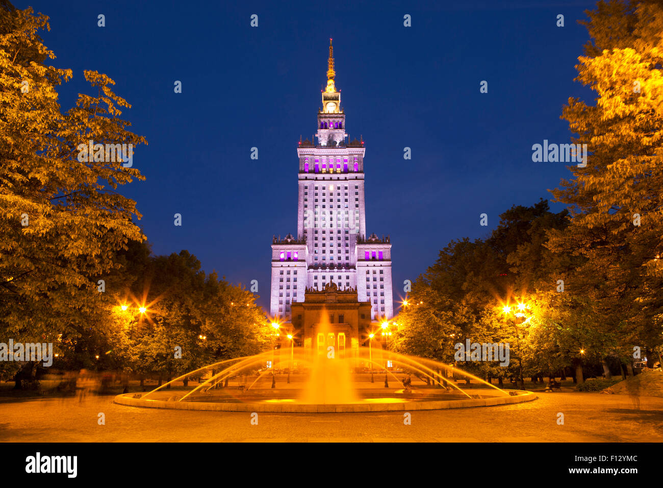 Le Palais de la Culture et de la science à Varsovie, Pologne la nuit. Banque D'Images