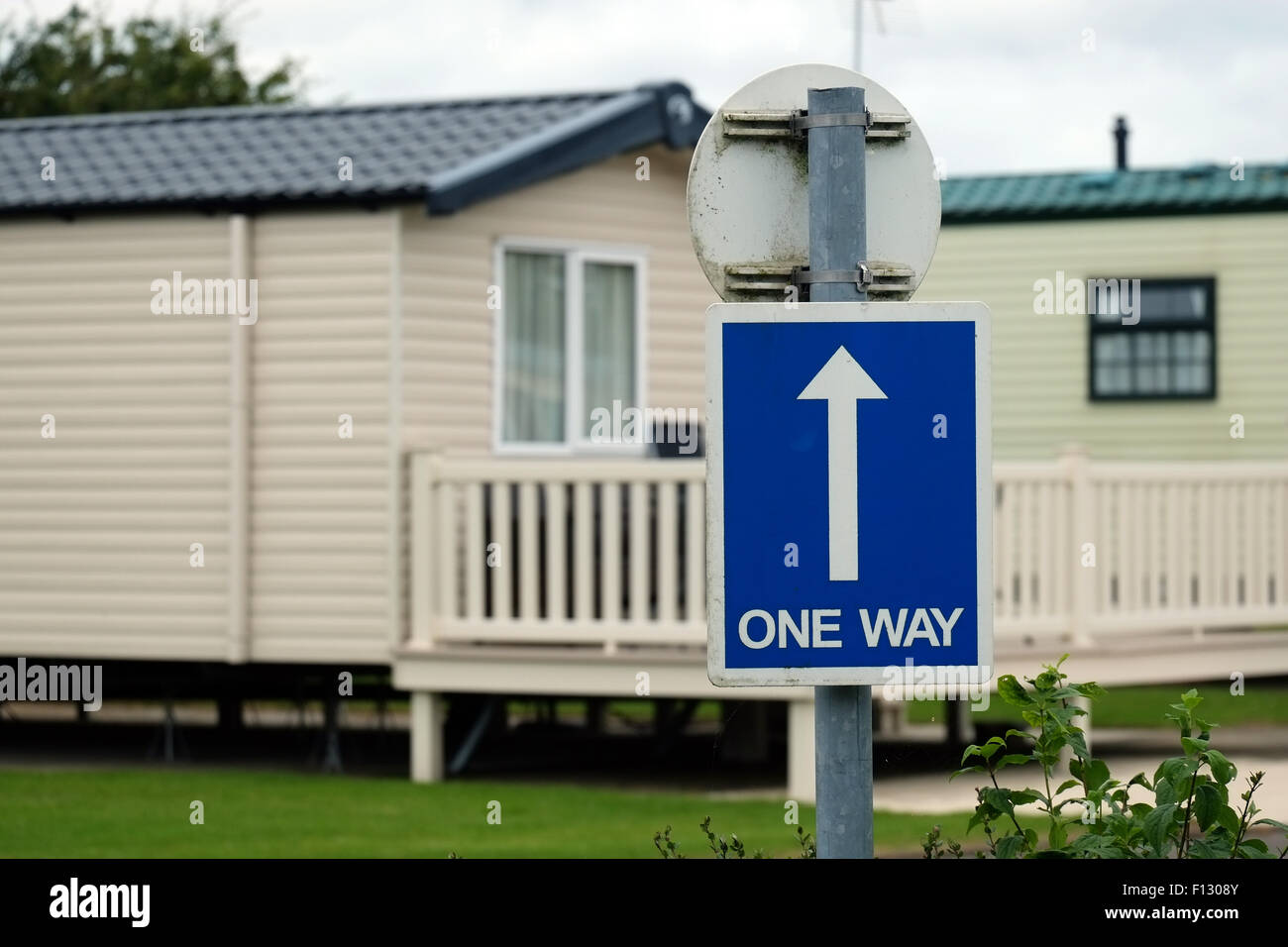 One way sign in caravan park. Banque D'Images