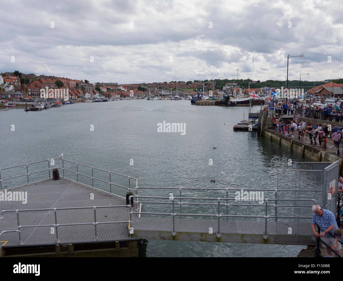 Les gens de l'autre de Whitby Harbour Pêche au crabe Banque D'Images