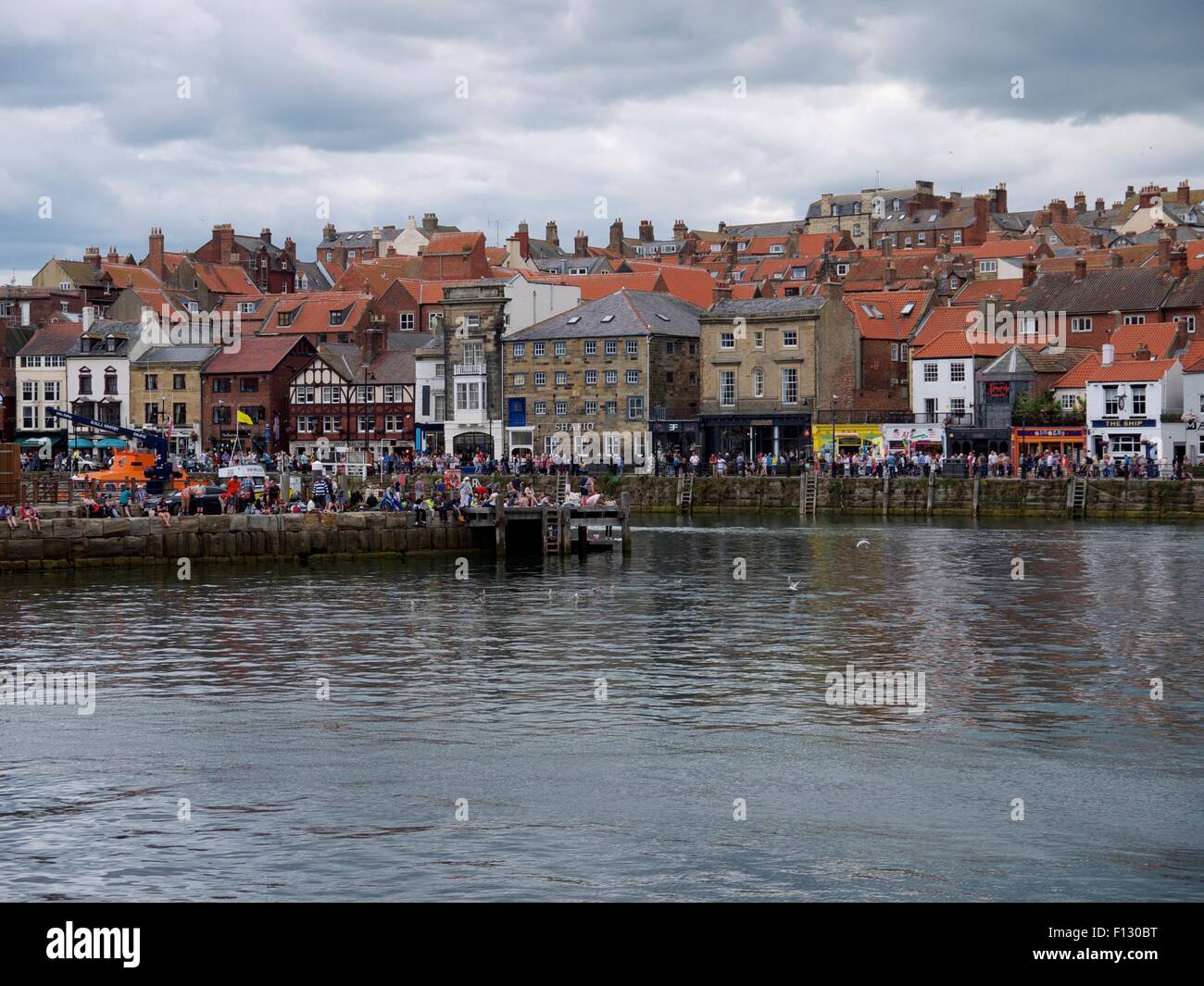 Les gens de la pêche au crabe dans Whitby Harbour Banque D'Images