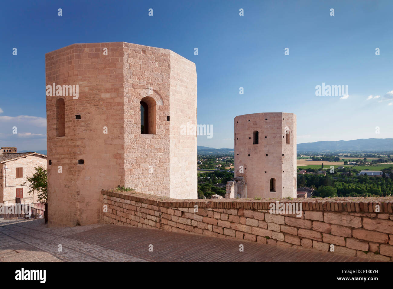 Porte de ville de Porto Venere et Torri di Properzio tower, Spello, Ombrie, Italie Banque D'Images