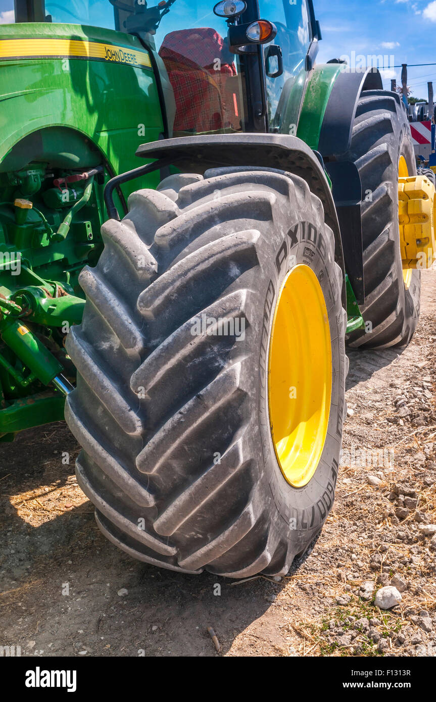 Tracteur agricole Michelin Pneu nervuré - France Photo Stock - Alamy
