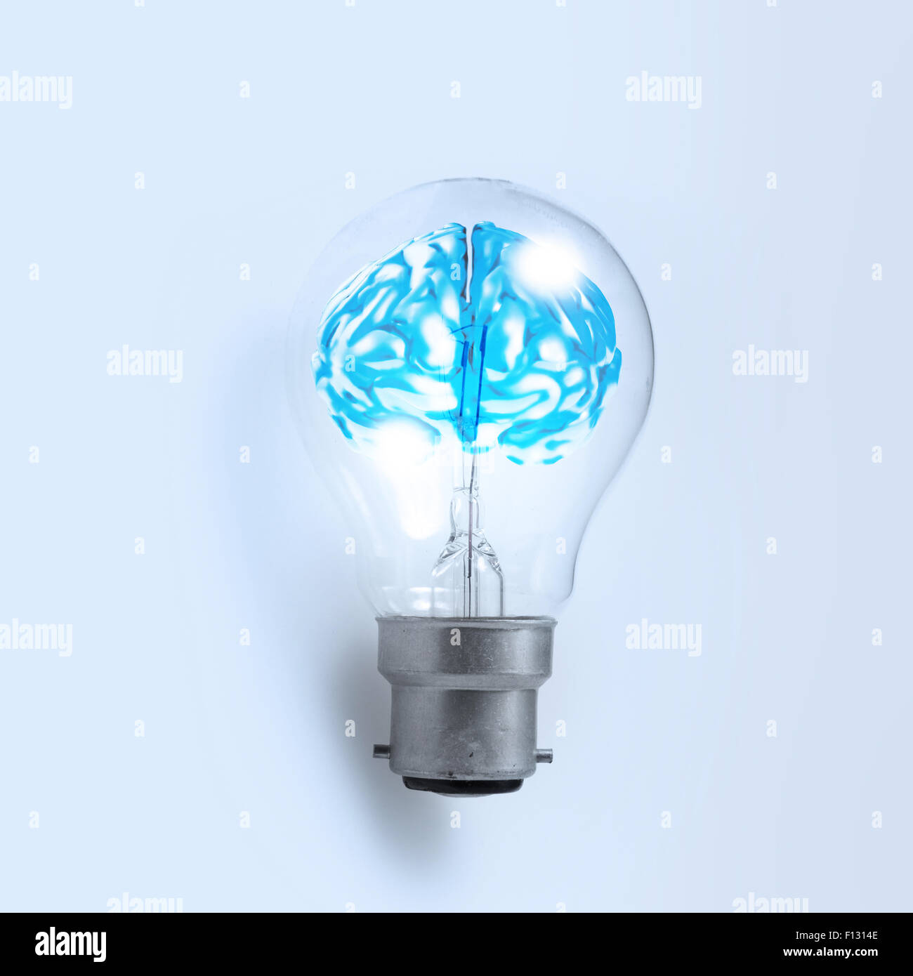 Metal 3d cerveau humain dans une ampoule comme concept créatif Banque D'Images