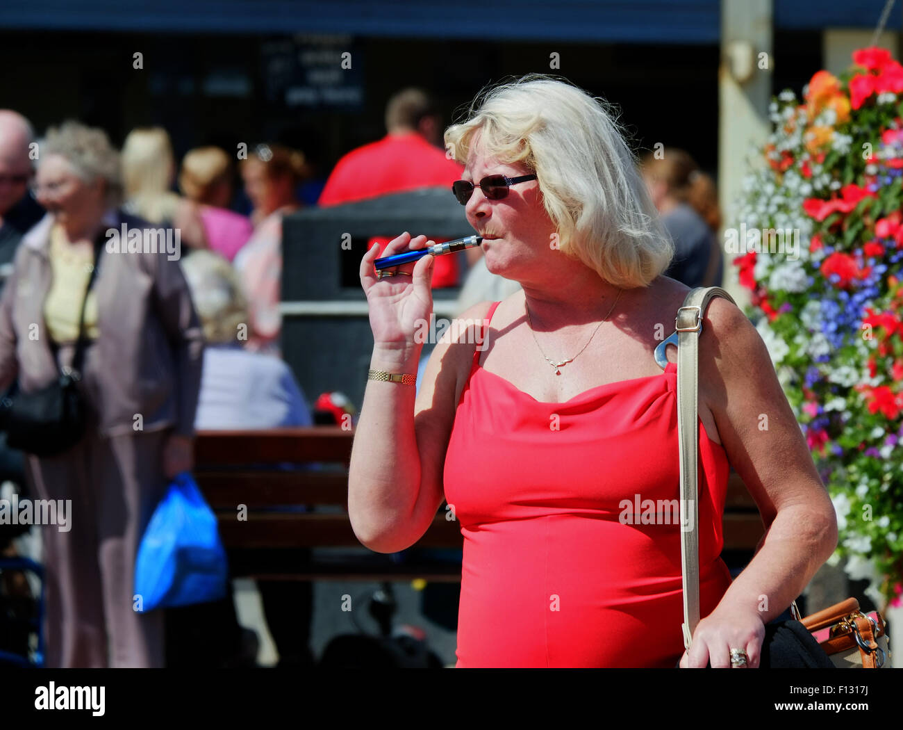Femme avec unité de vapeur fumeurs. Banque D'Images