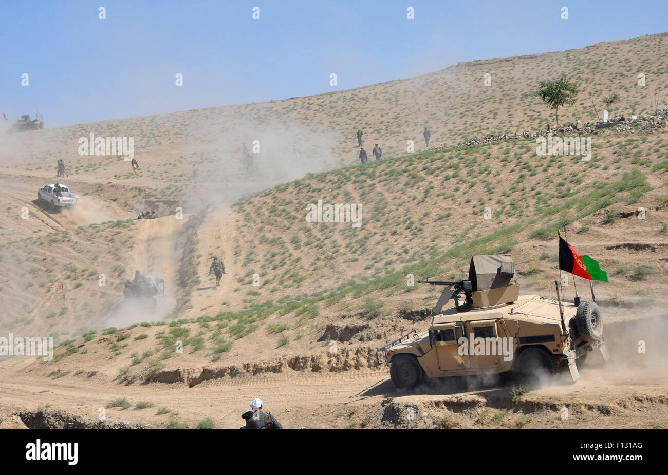 La province de Faryab, Afghanistan. Août 26, 2015. Patrouille de soldats afghans avec leurs véhicules militaires au cours d'une opération contre les militants talibans dans la province de Faryab, dans le nord de l'Afghanistan, le 26 août 2015. Credit : Arui/Xinhua/Alamy Live News Banque D'Images