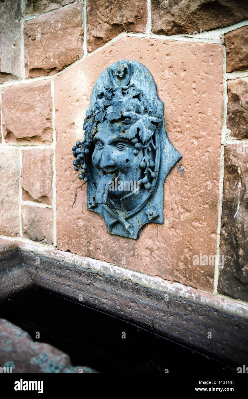 Funny bas-relief tête de Bacchus dans le cadre de la fontaine, France, Alsace Banque D'Images