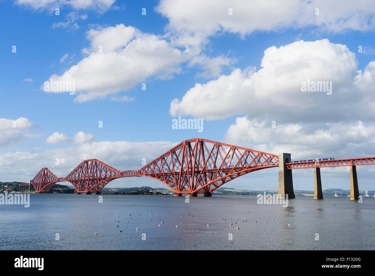 Avis de Forth Rail Bridge traversant la rivière Forth de South Queensferry en Ecosse Royaume-Uni Banque D'Images