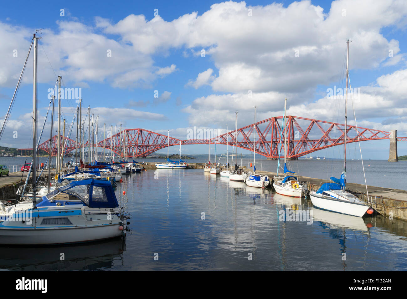 Avis de Forth Rail Bridge traversant la rivière Forth de South Queensferry en Ecosse Royaume-Uni Banque D'Images