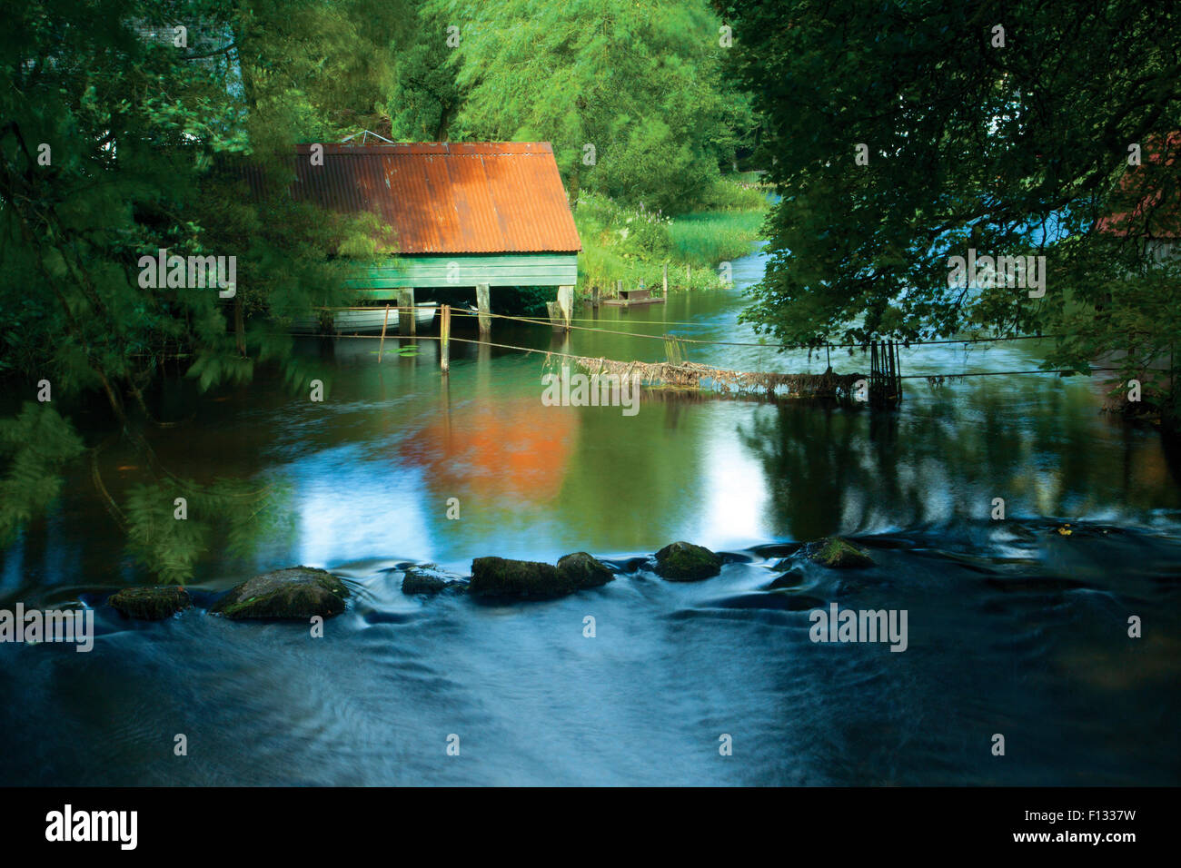 Un hangar à bateaux et la source de la rivière Forth à Loch Ard, parc national du Loch Lomond et des Trossachs, Stirlingshire Banque D'Images