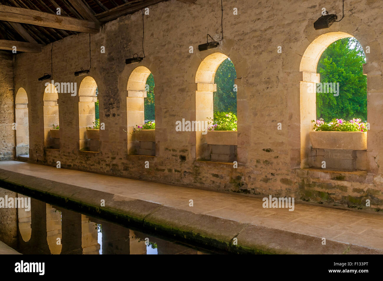 Ancien lavoir public restauré et étang, Nuits-sur-Armançon, Yonne, France. Banque D'Images