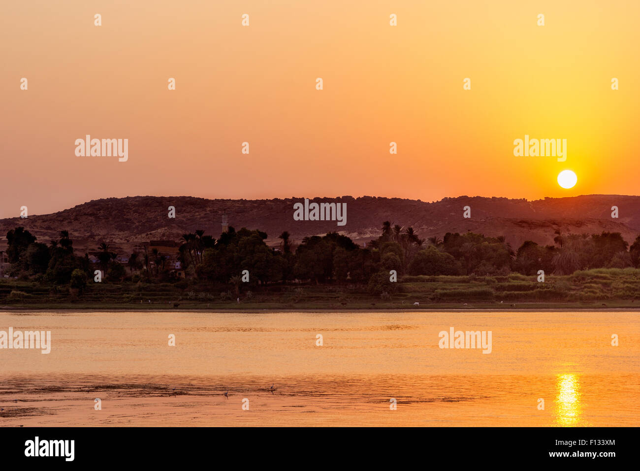 Une vue horizontale d'un coucher de soleil sur le Nil, Egypte Banque D'Images