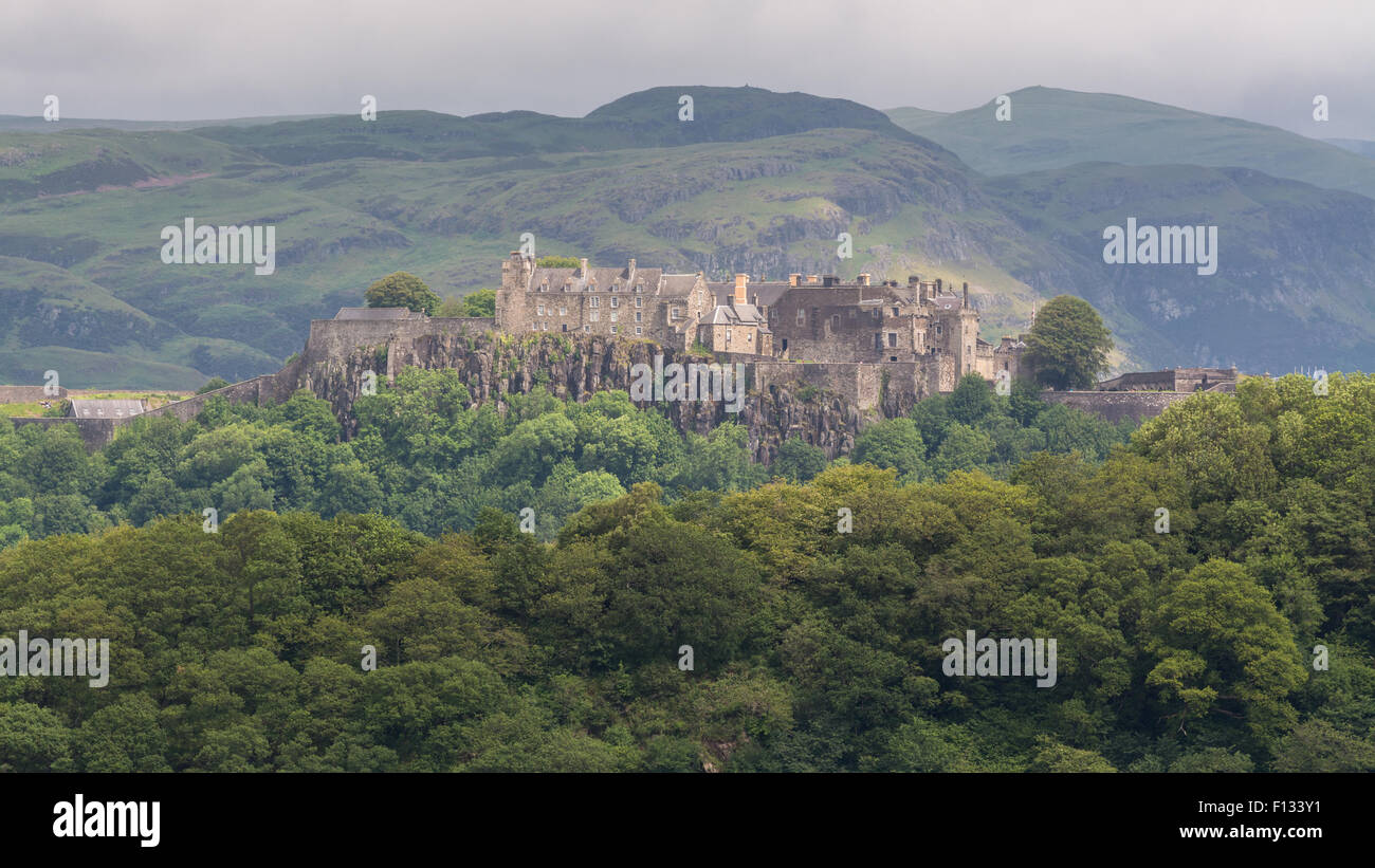 Le Château de Stirling, Scotland, UK - avec les monts Ochil derrière Banque D'Images