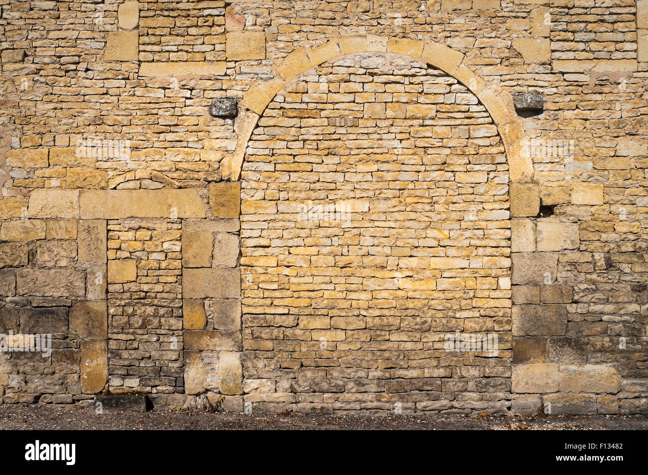 Mur de la grange en pierre voûtée bloqué montrant porte - France Banque D'Images