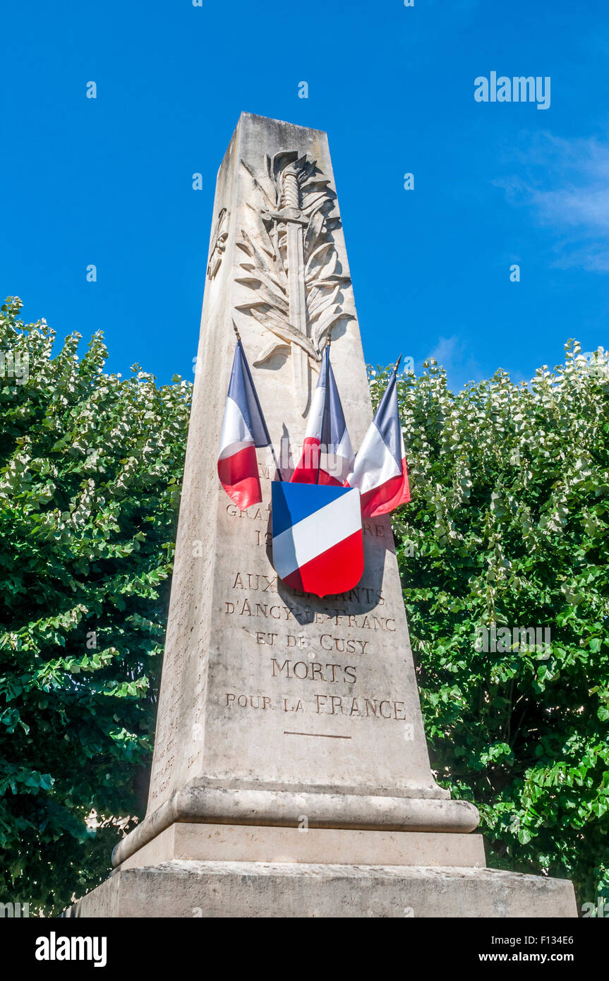World War Memorial obelisk, Yonne, France Banque D'Images