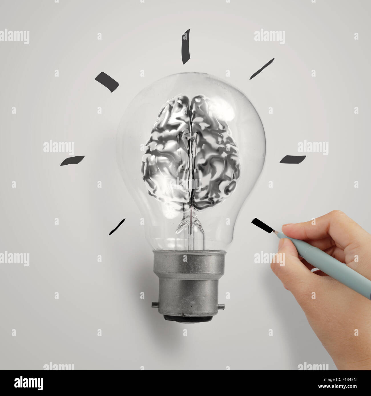 Part avec 3d metal cerveau humain dans une ampoule comme concept créatif Banque D'Images