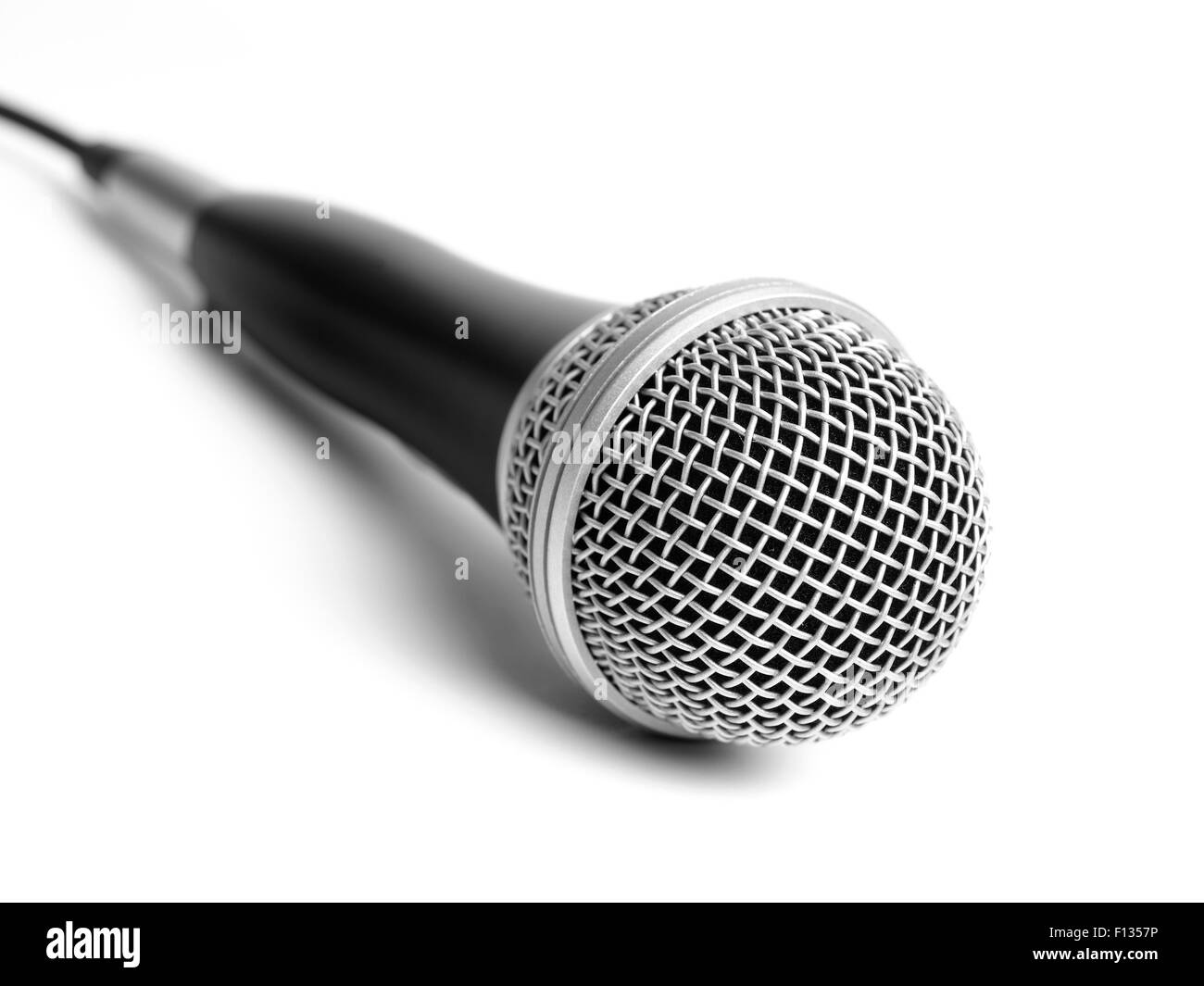 Photo De Microphone Avec Fil Noir Isolé Sur Blanc Banque D'Images et Photos  Libres De Droits. Image 20976808