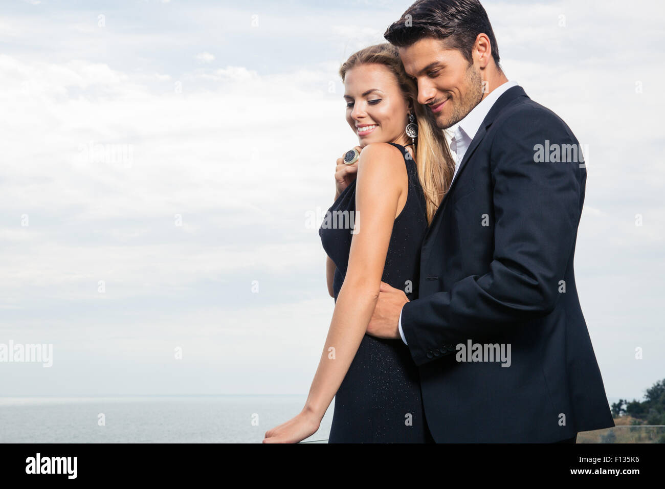 Happy couple standing outdoors Banque D'Images