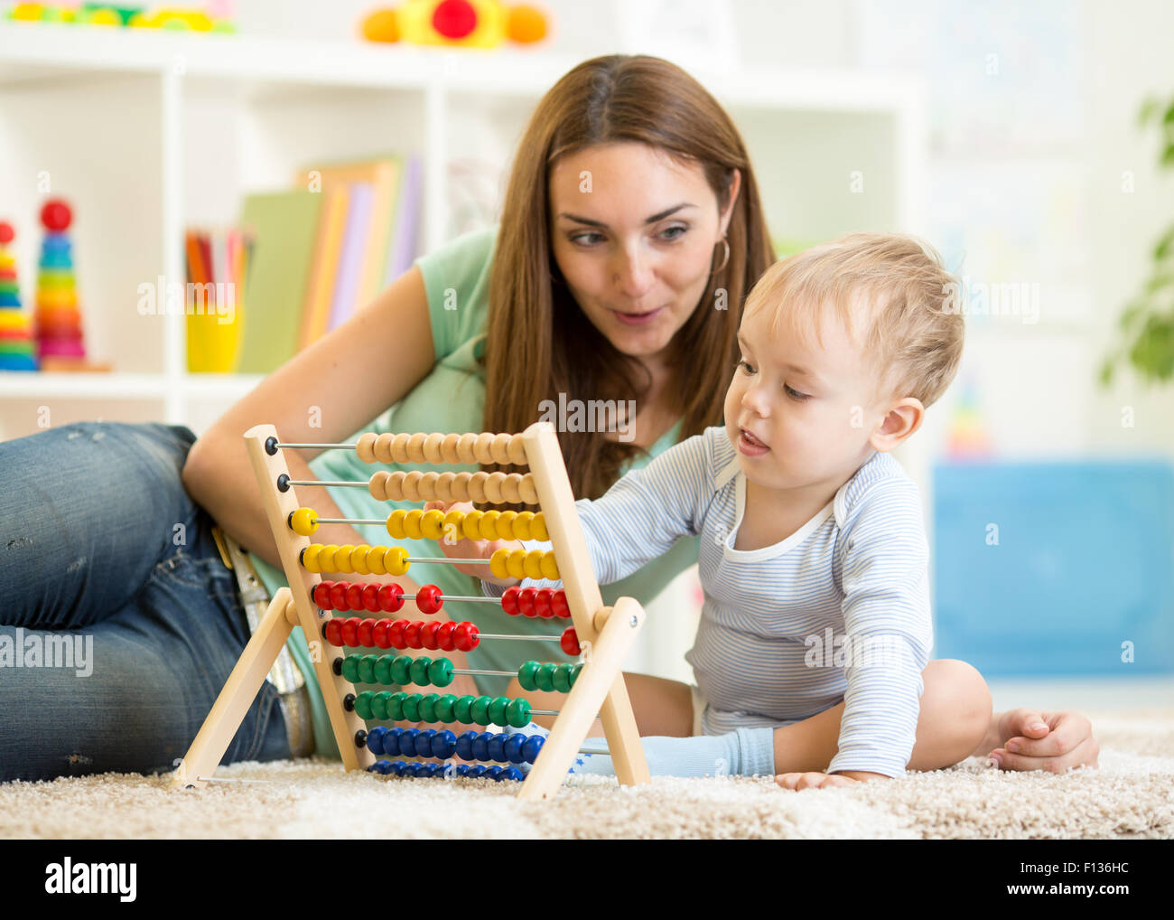 Mère et enfant jouant avec abacus Banque D'Images
