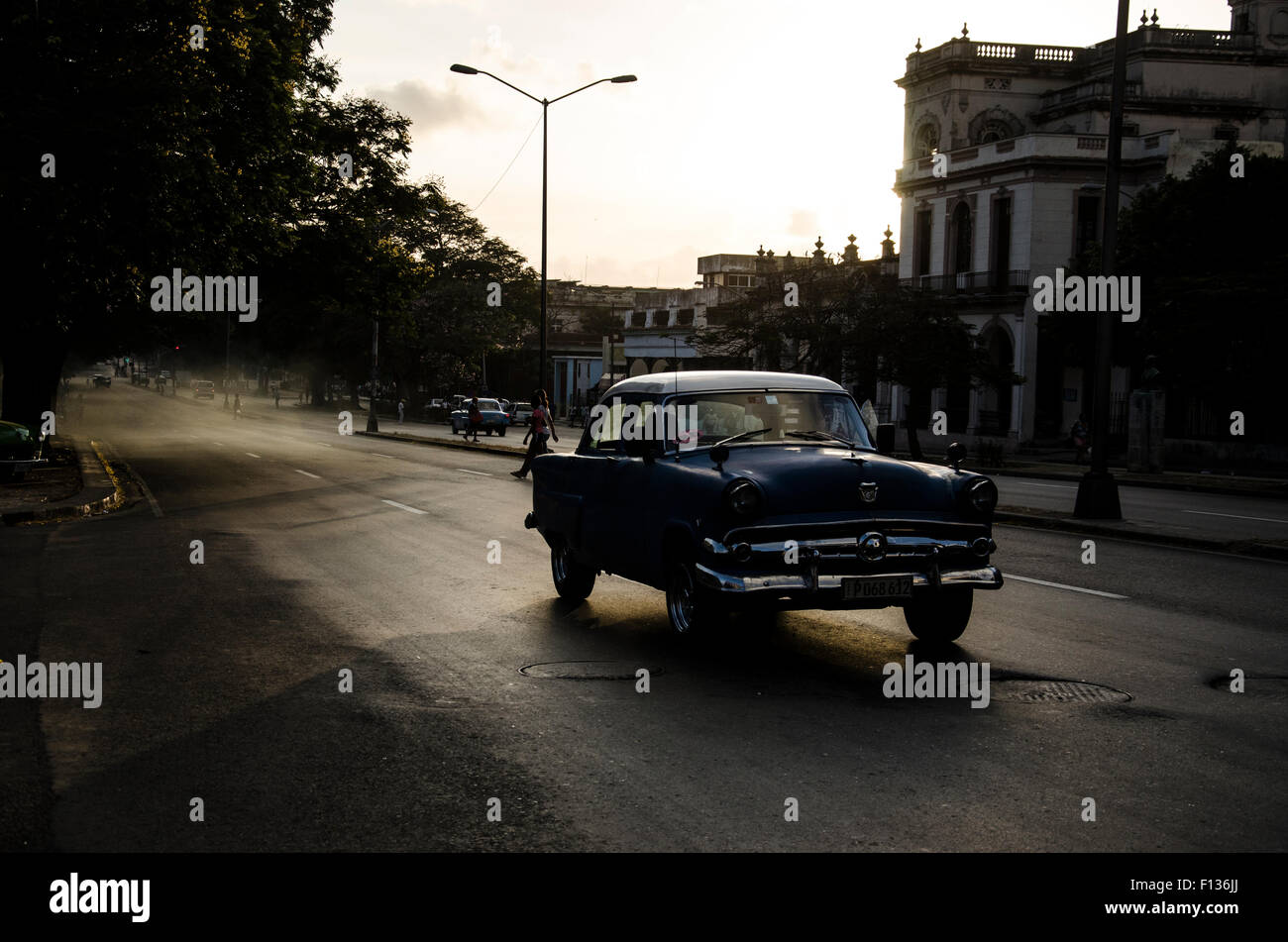 Une voiture d'époque l'accélération dans la soirée du centre de La Havane, Cuba Banque D'Images