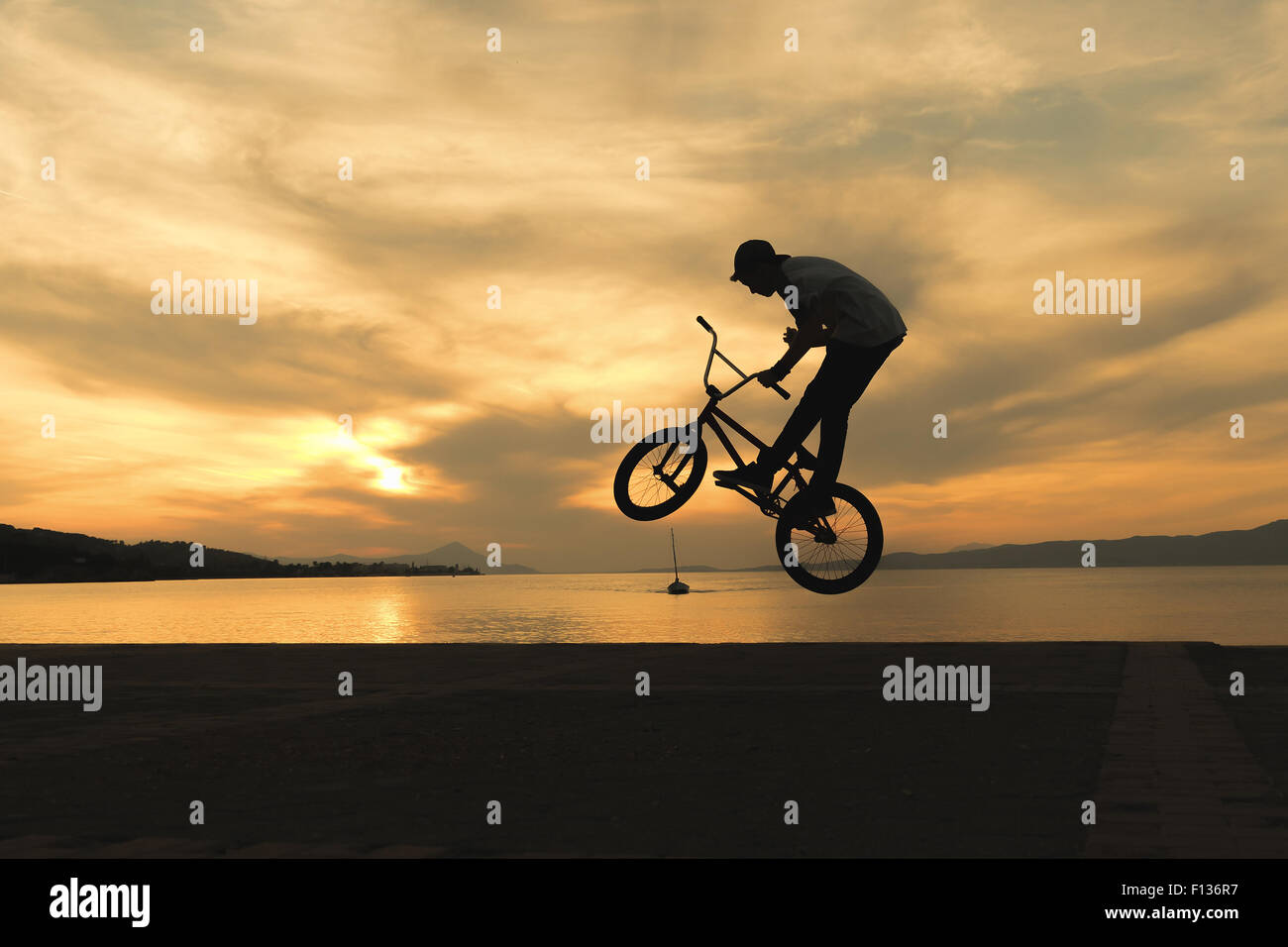 Des trucs de biker bmx contre le coucher du soleil. Banque D'Images